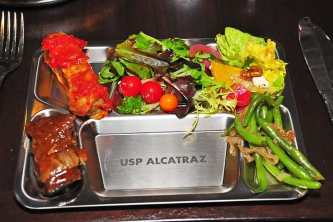 Кулинарные реалии тюрем: что действительно едят заключенные по всему миру