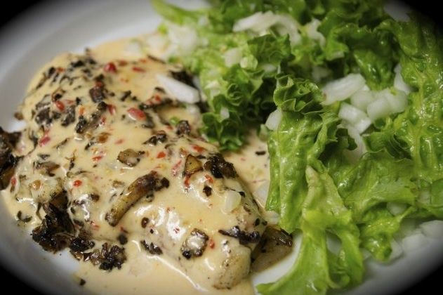 Запеченная скумбрия с картофелем и сметанным соусом