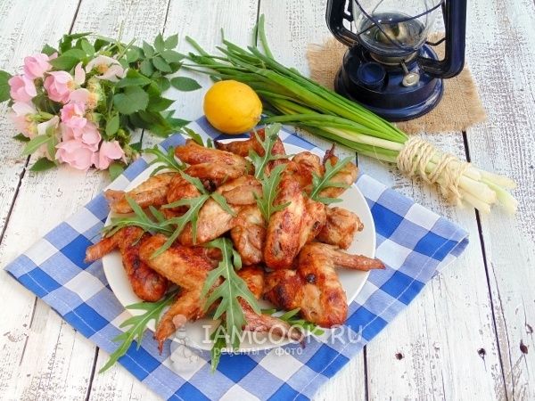 Летние наслаждения: простые и вкусные рецепты куриных крылышек на мангале