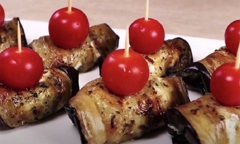 Баклажанные рулетики с сыром и зеленью: закуска, которую стоит попробовать