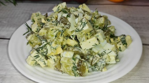 Успейте приготовить легкий салат с плавленым сыром, яйцом и маринованными огурцами