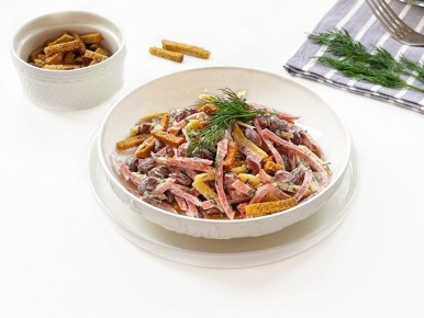 Салат с сухариками и колбасой: быстрый и вкусный ужин за 10 минут