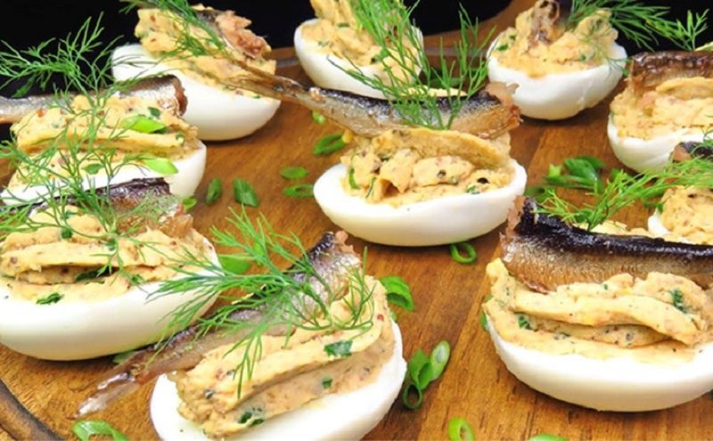 Элегантная закуска из яиц и шпрот: классика в современном исполнении