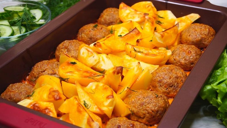 Простой ужин в одной кастрюле: котлеты с картофелем для всей семьи