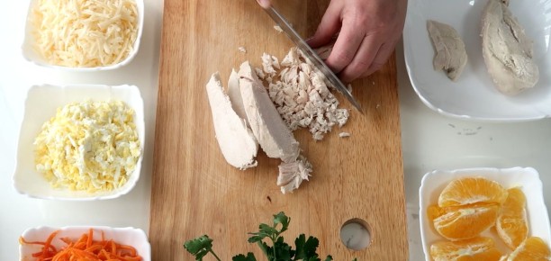 Изысканный слоеный салат с курицей и апельсином для вашего стола