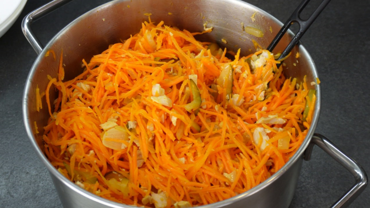 Как сохранить вкусный морковный салат на неделю