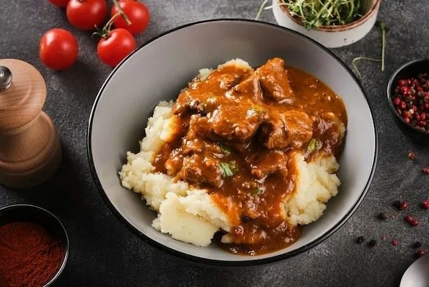 Гуляш с картофельным пюре