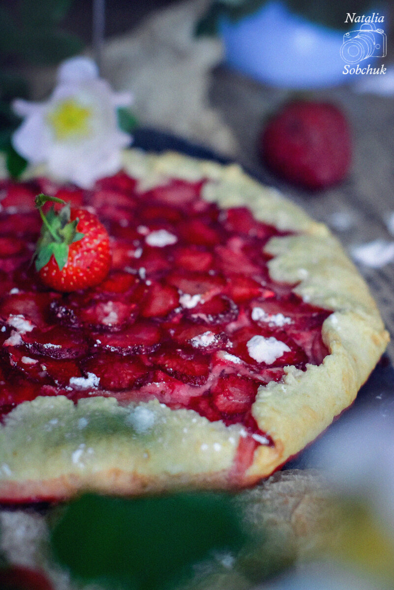 Как приготовить песочный пирог с кремом и клубникой: простой рецепт