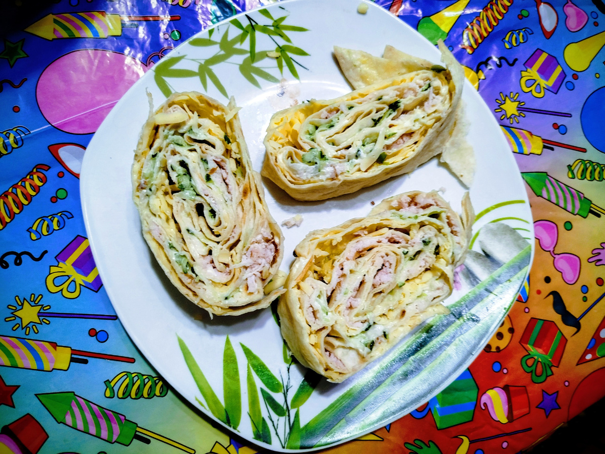 Насладитесь выходными с рулетом из лаваша: простые рецепты для каждого