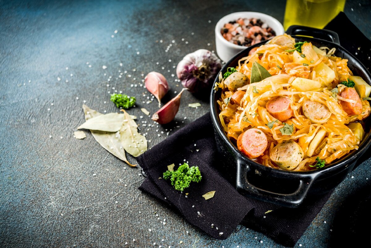 Непревзойденная тушеная капуста с картошкой и сосисками