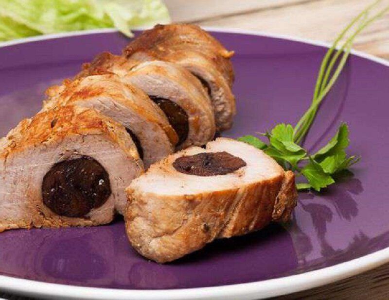 Вдохновляющая закуска к новогоднему столу: свинина с черносливом