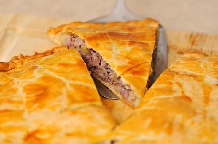 Румяный пирог с мясом и картошкой: вкус, который переполнит дом теплом
