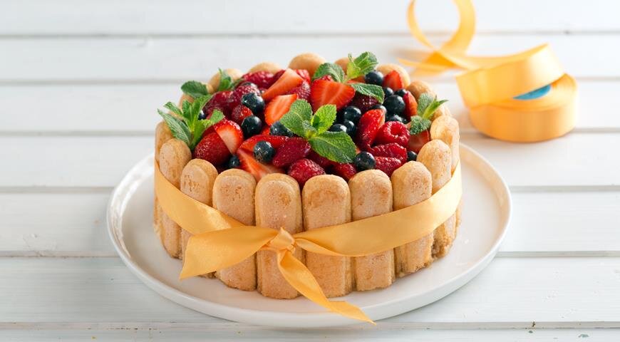 Шарлотка с манго: нежный десерт без выпечки