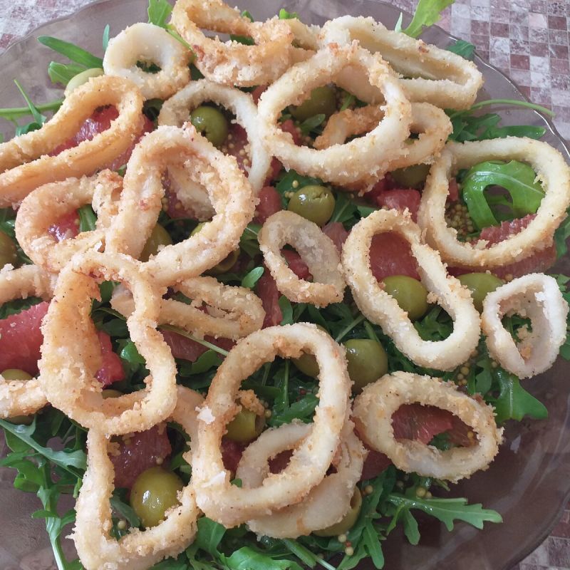 Салат с нежными кольцами кальмаров и цитрусовым акцентом