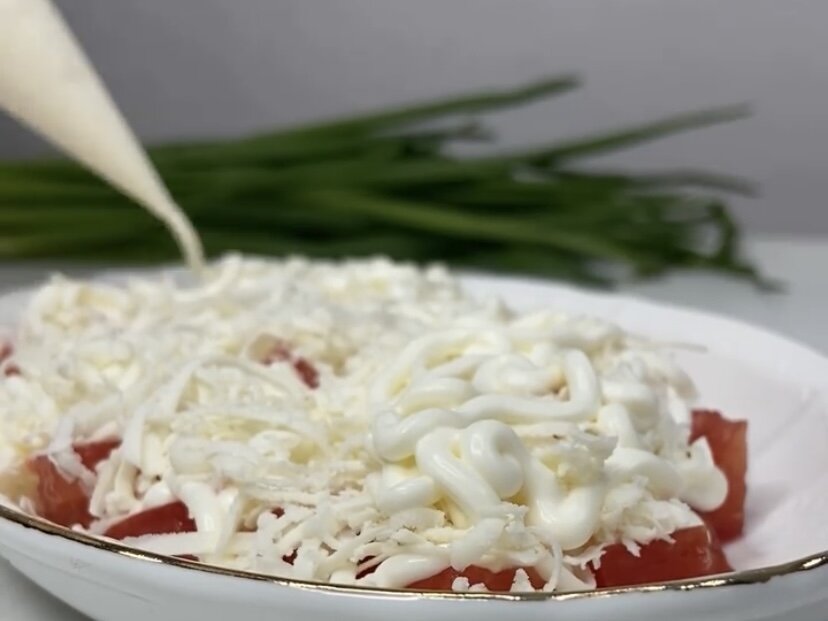 Летний салат с помидорами и копчёной курицей для быстрой закуски