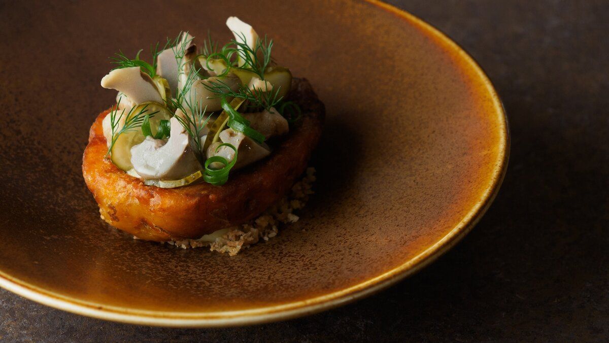 Крошка-картошка: Невозможно устоять перед этим сочетанием соленых грибов и огурцов