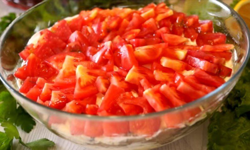 Как удивить гостей: рецепт чудо-салата с грибами и копченой курицей