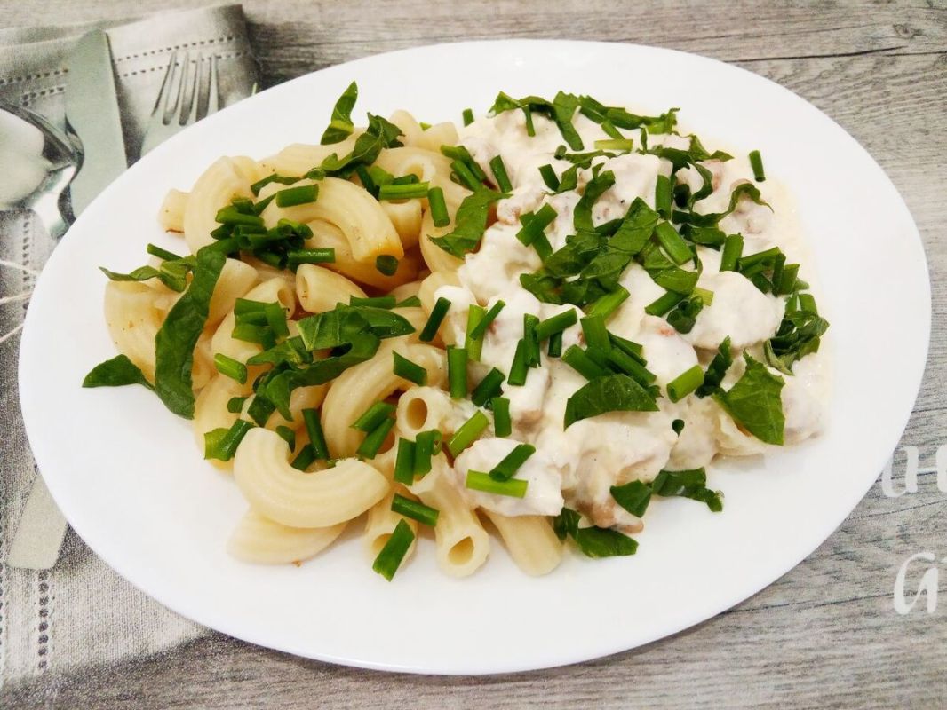 Мясной соус со сметаной, сыром и вареными желтками для макарон