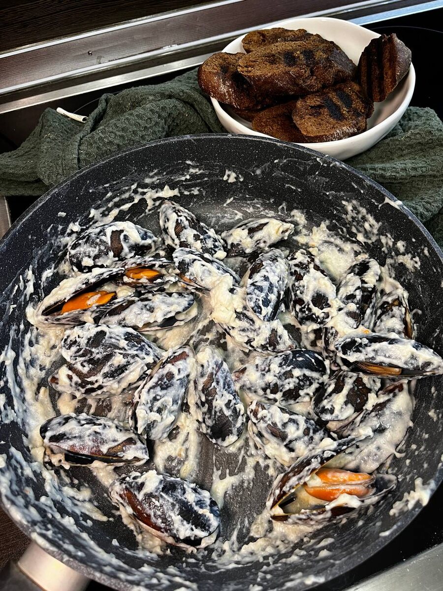 Нежные мидии в сливочно-сырном соусе: идеальное угощение для вечеринки