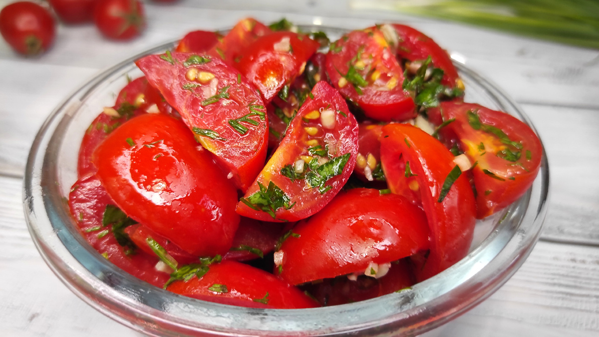 Яркая закуска для летнего стола: помидоры с чесноком и зеленью