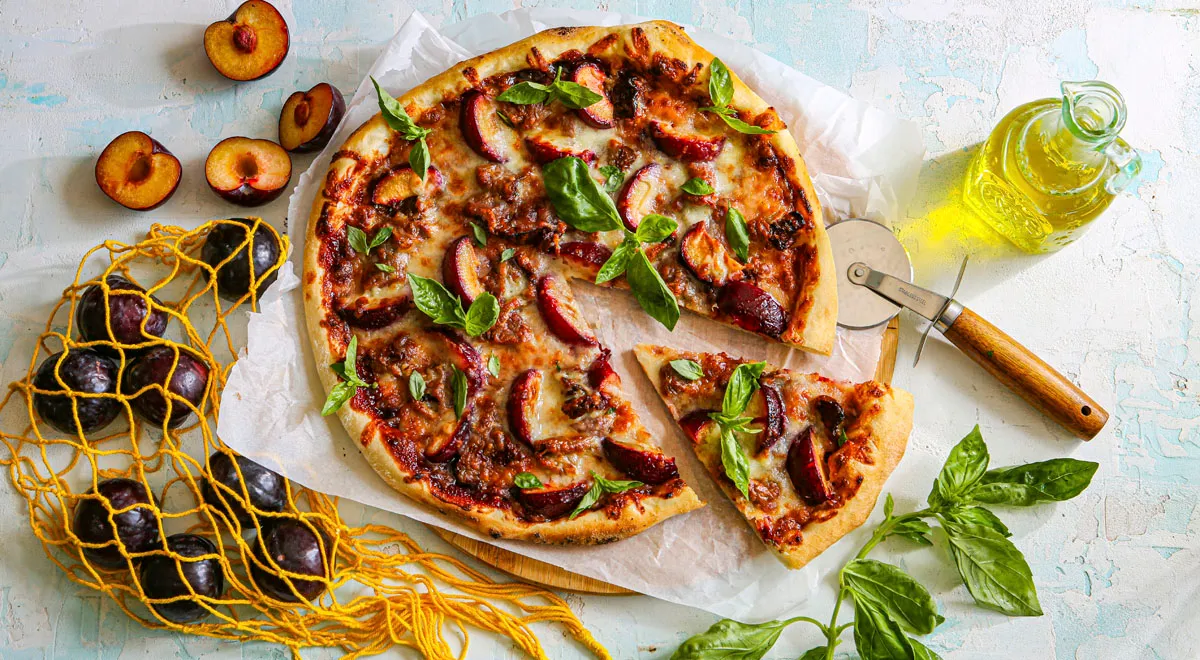 Непривычная пицца: сливовые нотки и голубой сыр с соусом хойсин