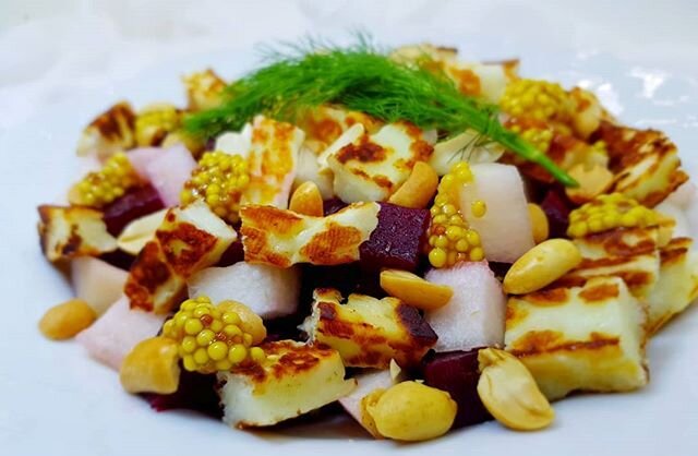 Летний салат с хрустящим сыром: идеальный заряд энергии