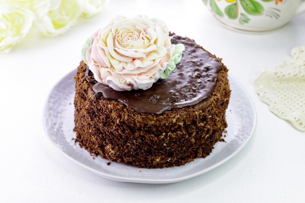 Торт с черносливом и орехами: идеальный десерт к выходному чаю