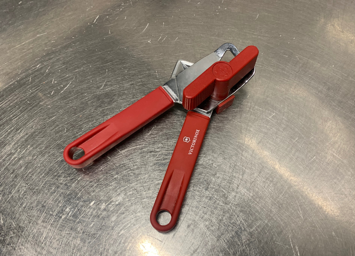 Как открыть консервы правильно: секреты швейцарского друга