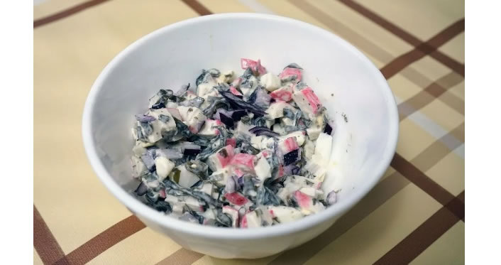 Салат с крабовыми палочками и морской капустой
