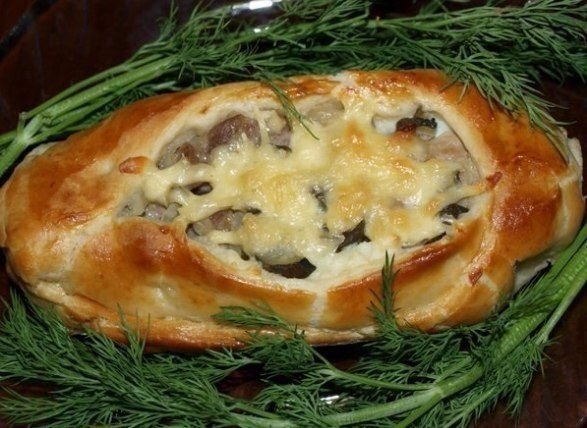 Нежные лодочки из слоеного теста с начинкой