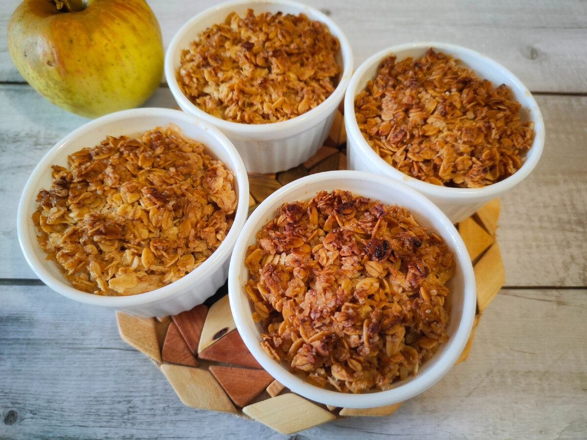 Простой овсяный крамбл с яблоками – десерт без муки и яиц