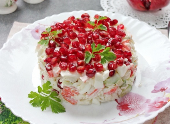 Необычный салат с гранатом и крабовыми палочками: удивите гостей