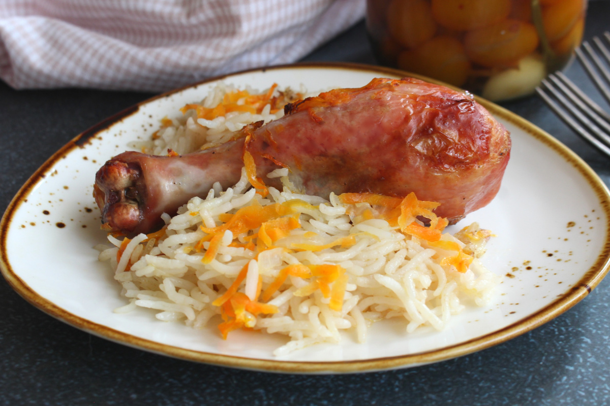 Сытное блюдо в духовке: рис с куриными голенями за 45 минут