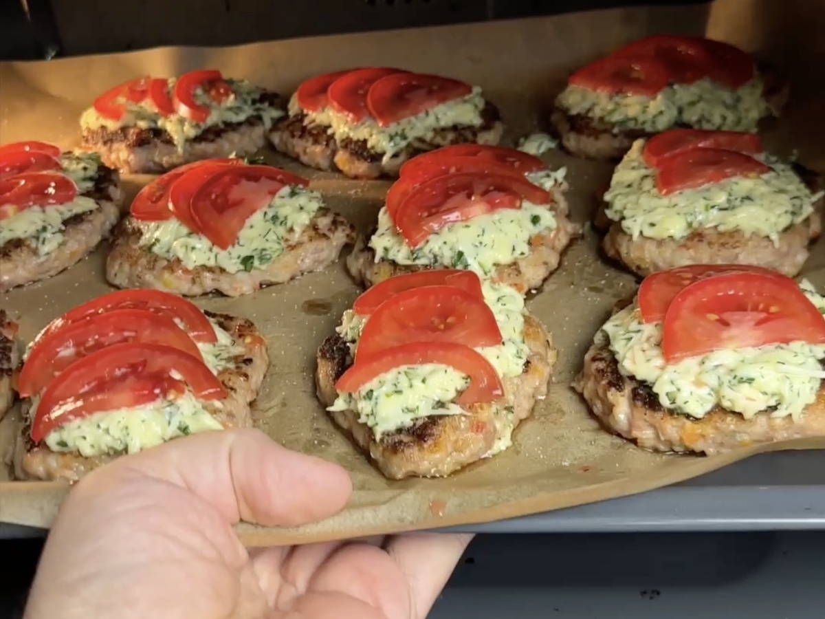 Котлетки со «столовской» шапочкой: ваш новый семейный хит