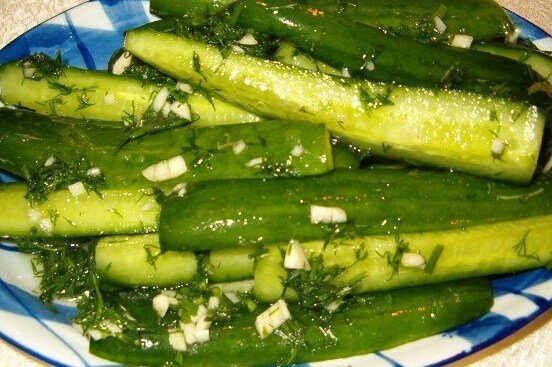 Хрустящие малосольные огурцы: простой рецепт с пикантными нотками