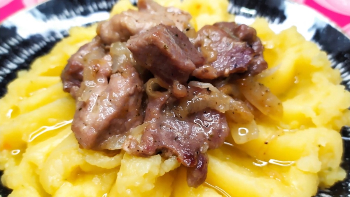 Быстрая и сытная поджарка с картофельным пюре: идеальный ужин всего за полчаса