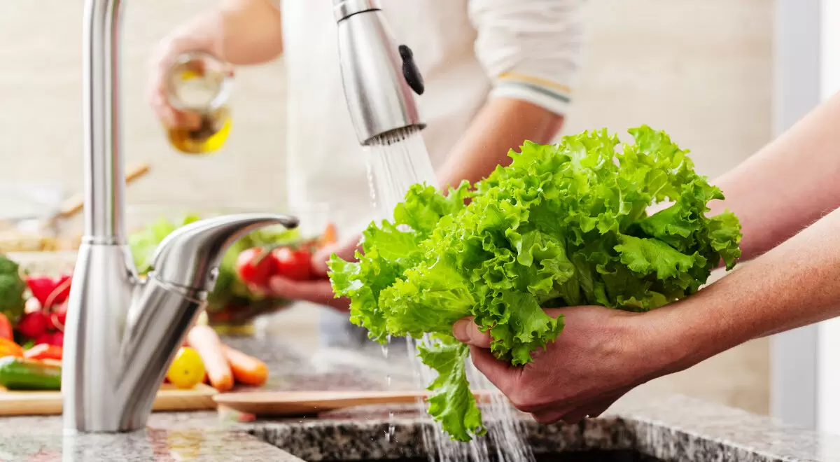 Почему мыть продукты не всегда безопасно: мнение ученых