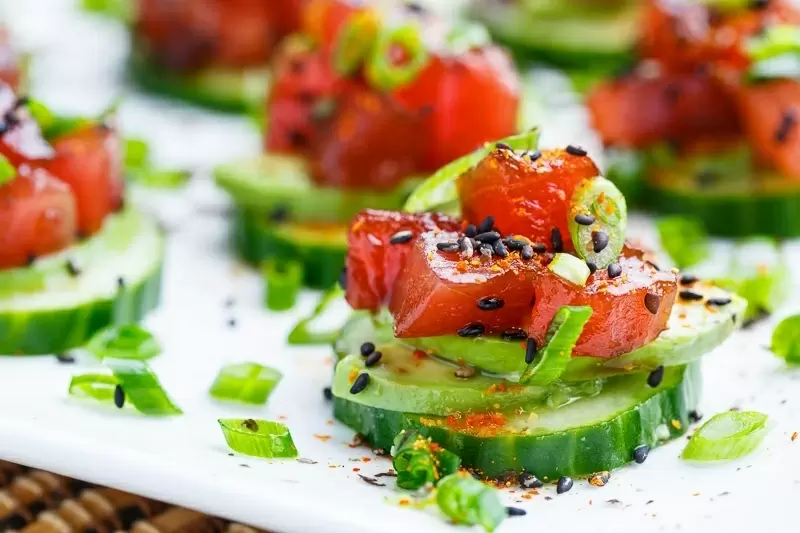 Простой рецепт острого тунца с авокадо и огурцом для идеального вечера с виски