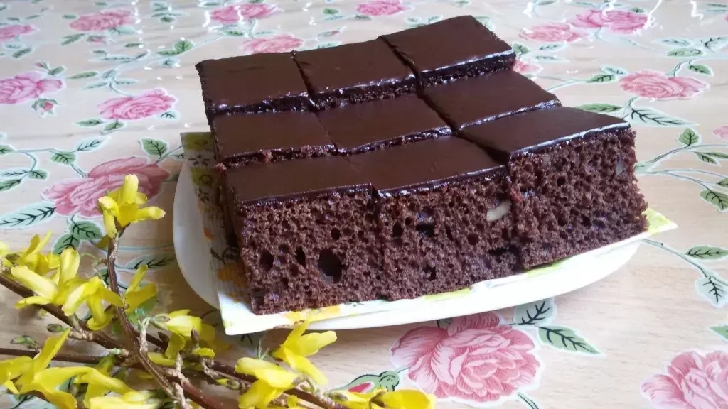 Шоколадный пирог: простое лакомство для летнего чаепития