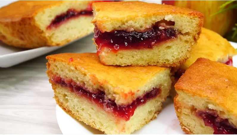 Заливной пирог с секретом: нежное угощение из варенья, которое не опустится на дно