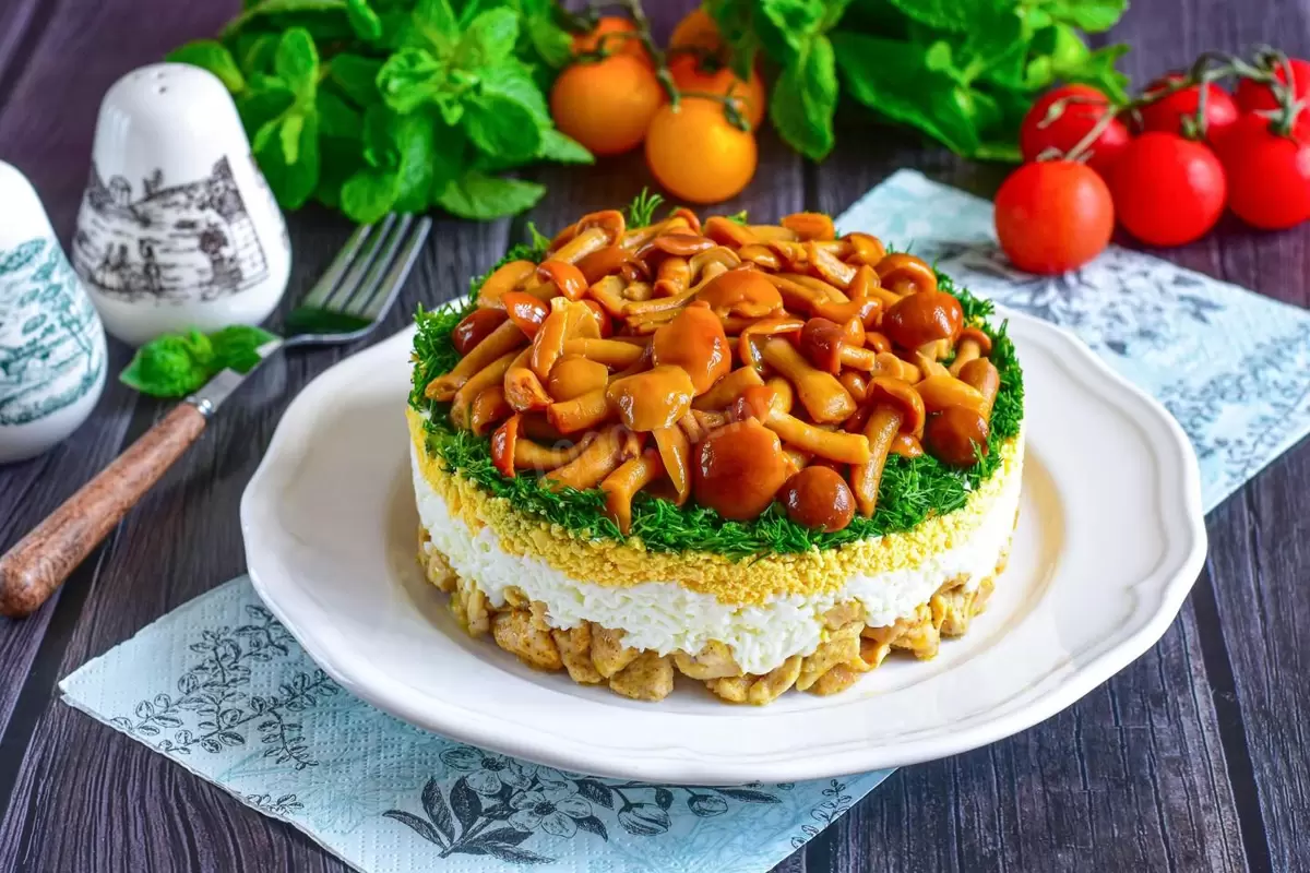 Салат с мясом на Новый год: простой и аппетитный рецепт