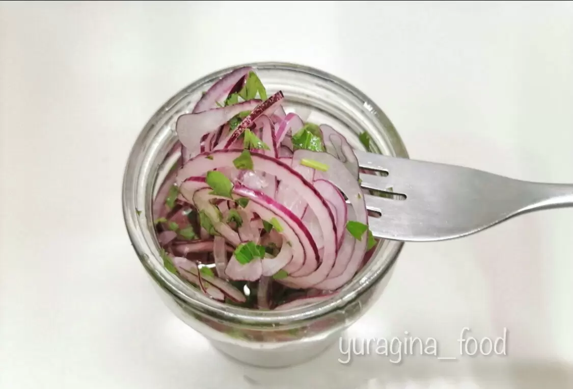 Постные салаты с маринованным луком: два вкусных рецепта на любой случай