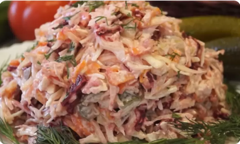 Новый взгляд на привычные ингредиенты: бюджетный салат для любого стола