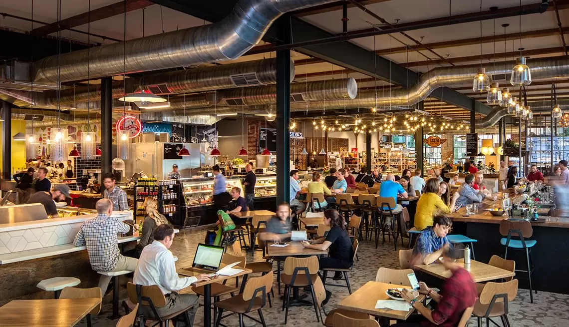 Новые гастрономические тренды: почему молодёжь предпочитает фудкорты ресторанам