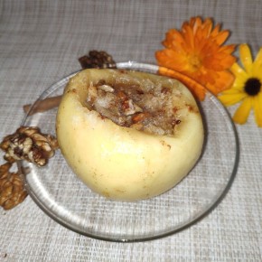 Теплота уюта: запеченные яблоки с медом и орехами — идеальный десерт в холодный день