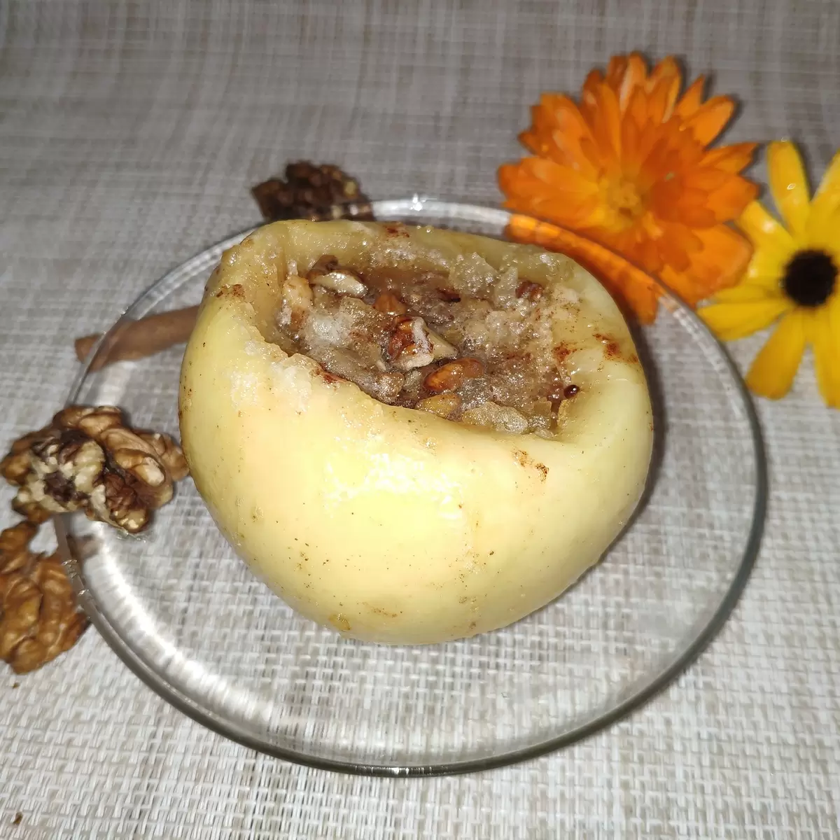 Теплота уюта: запеченные яблоки с медом и орехами — идеальный десерт в холодный день