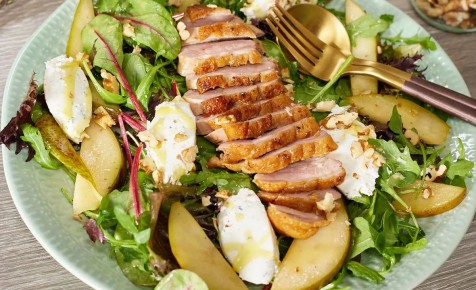 Салат с утиной грудкой, грушей и сыром: шедевр для праздничного стола