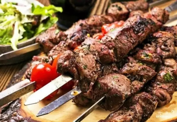 Говядина на шампурах с чесночно-горчичной глазурью: простой рецепт для пикника