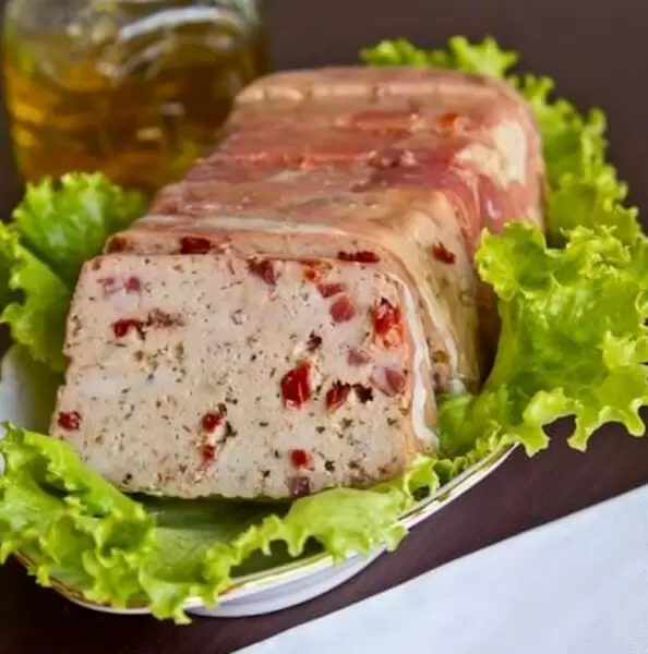 Новый взгляд на любимый паштет: куриная грудка с бужениной и брусникой