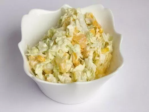 Освежающий капустный салат с кукурузой и яблоком